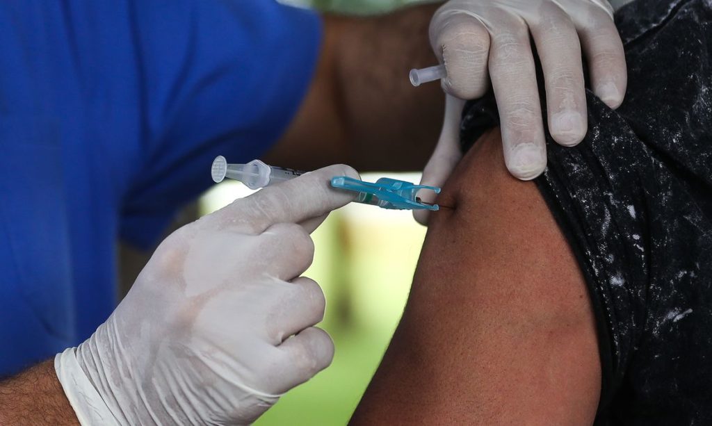 Movimentação de idosos para vacinação contra Influenza. Foto: Marcello Casal (Agência Brasil)