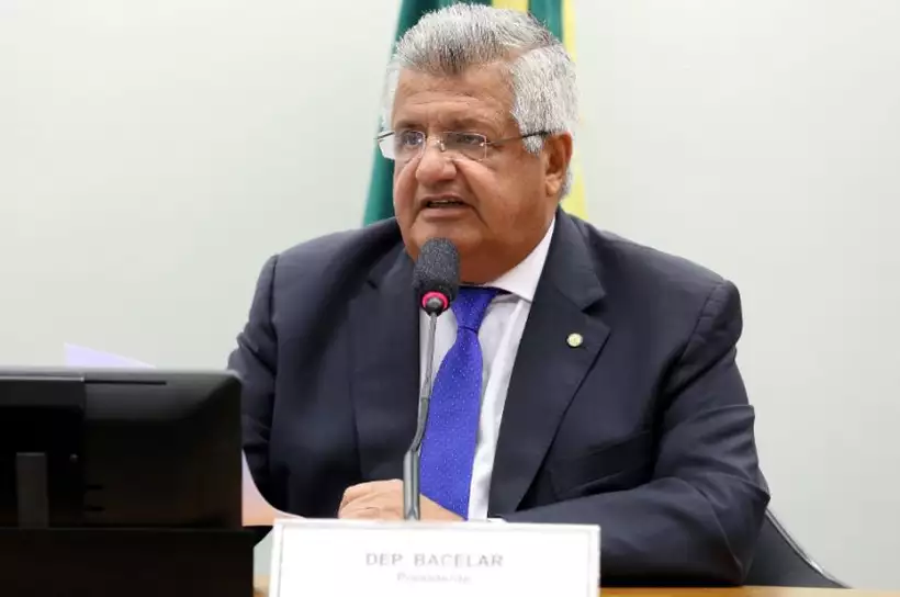 Deputado Bacelar, presidente da Comissão da PEC 15/15, acusa governo de não se preocupar com educação (foto: Cleia Viana/Câmara dos Deputados