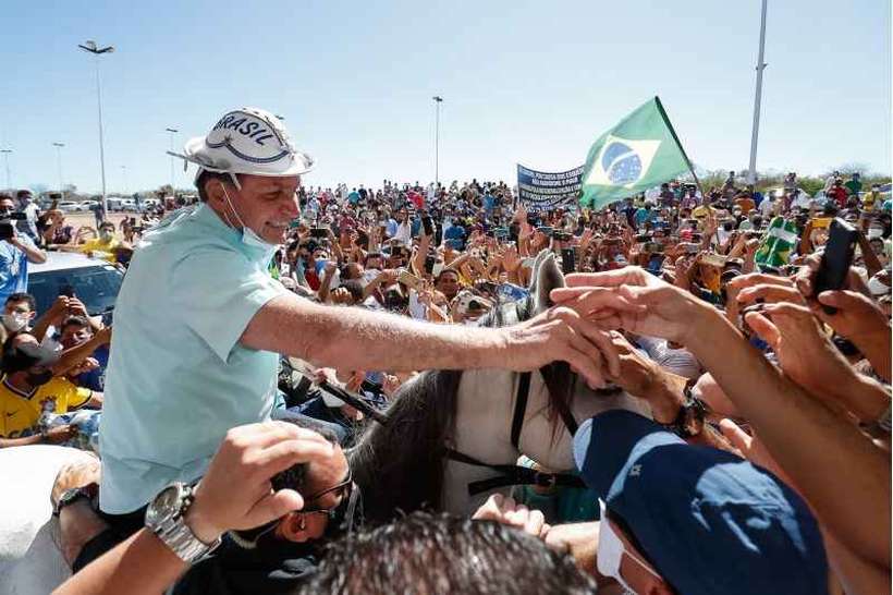 Bolsonaro colocou chapeu de vaqueiro, subiu no cavalo e fez questão de cumprimentar os apoiadores (foto: Alan Santos/PR)