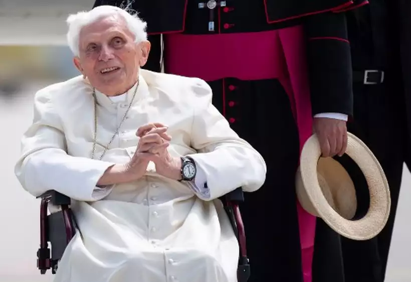 Esta foto de arquivo tirada em 22 de junho de 2020 mostra o ex-papa Bento XVI posando para uma foto no aeroporto de Munique, sul da Alemanha, depois de visitar seu irmão e antes de sua partida. (foto: