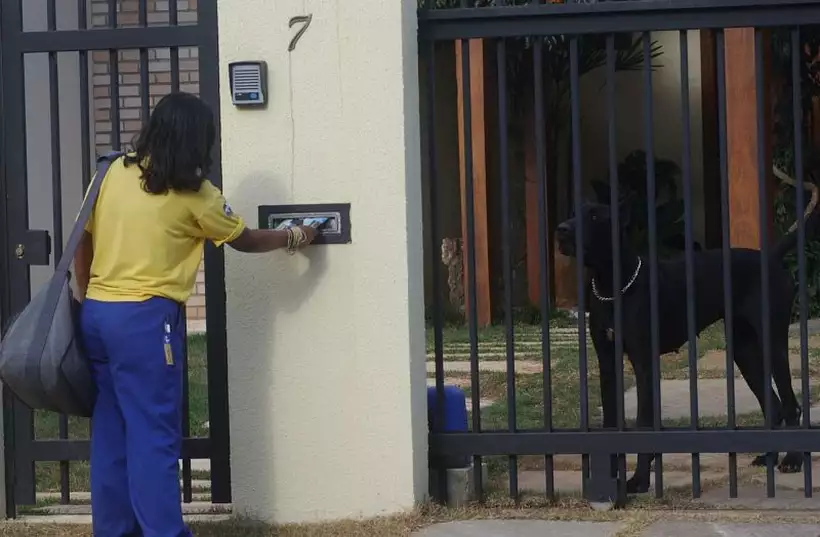 Funcionária da ECT em Brasília: afastamento de carteiros em razão da pandemia é um dos fatores para a demora na entrega de correspondência (foto: Wanderlei Pozzembom/CB/D.A Press - 20/7/04 )