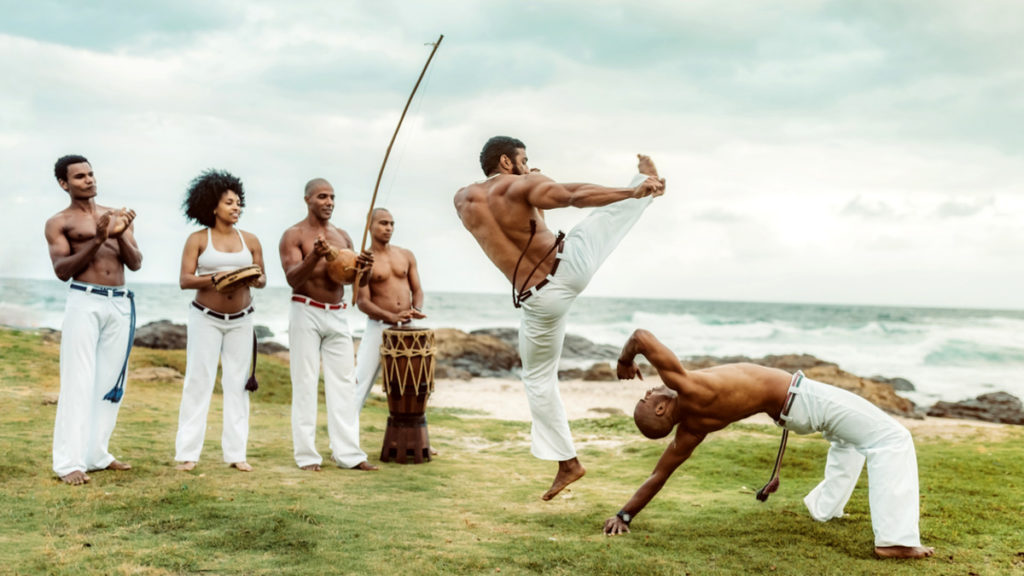 Praticando Capoeira. Foto: Reprodução