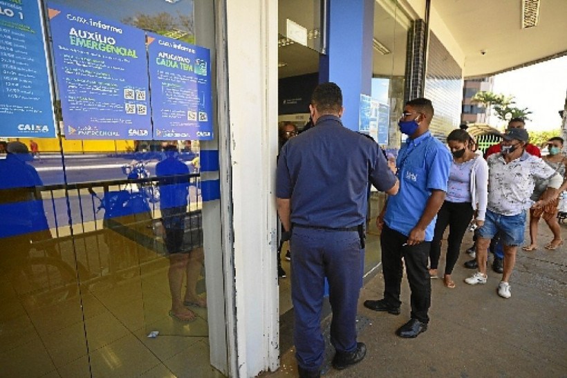 O economista do Senado Leonardo Ribeiro comparou o auxílio emergencial com o Bolsa Família. Um custa mais de R$ 50 bilhões por mês, enquanto o outro, R$ 30 bilhões por ano. 