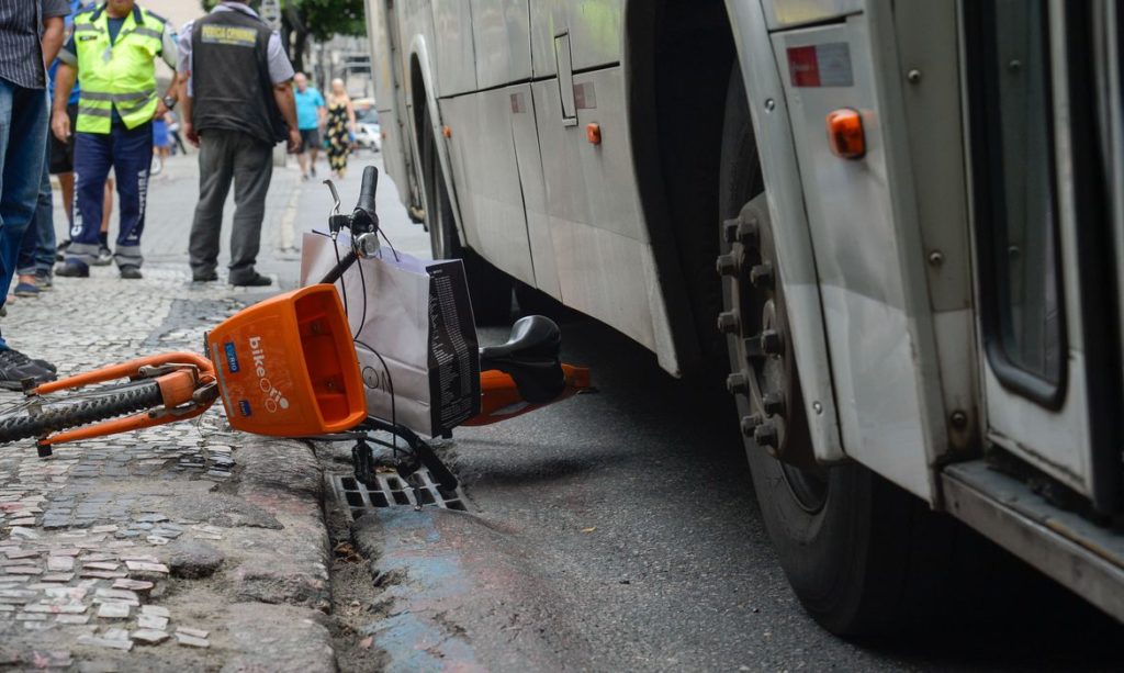 Rio de Janeiro - Polícia Civil faz reconstituição do acidente que causou a morte da ciclista Julia Resende de Moura, em 11 de outubro, depois de ter sido atropelada por um ônibus em Botafogo (Tomaz Si
