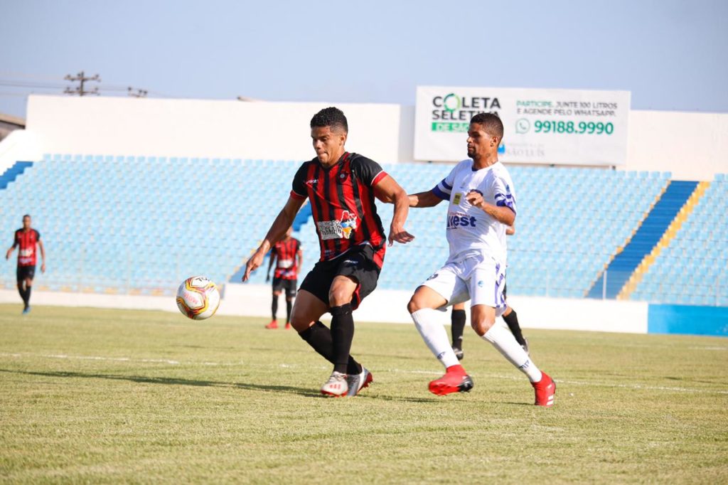 Lance da partida entre Moto e Sinop, no Nhozinho Santos (Foto: Gaudêncio Carvalho - Moto Club