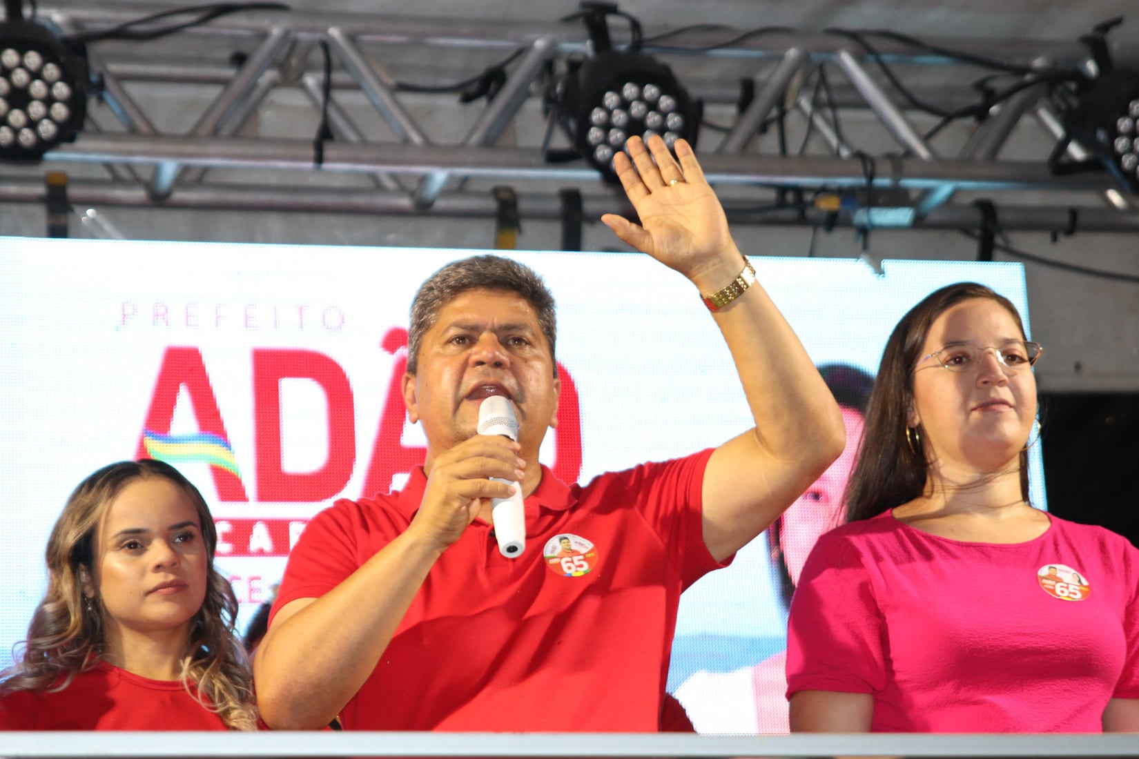 Adão Carneiro e Ana Quitéria a frente da caminhada das "mulheres de proprósito"