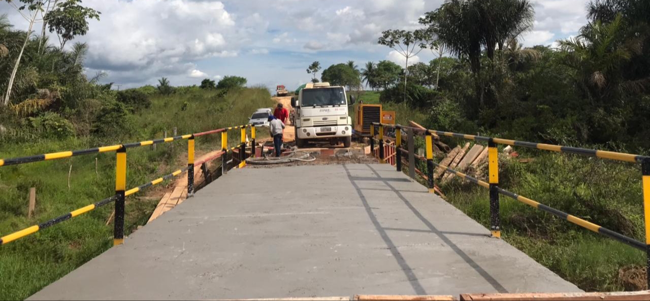 Estrutura metálica da Ponte da Prata sendo concretada (Fotos: Sinfra/Divulgação)