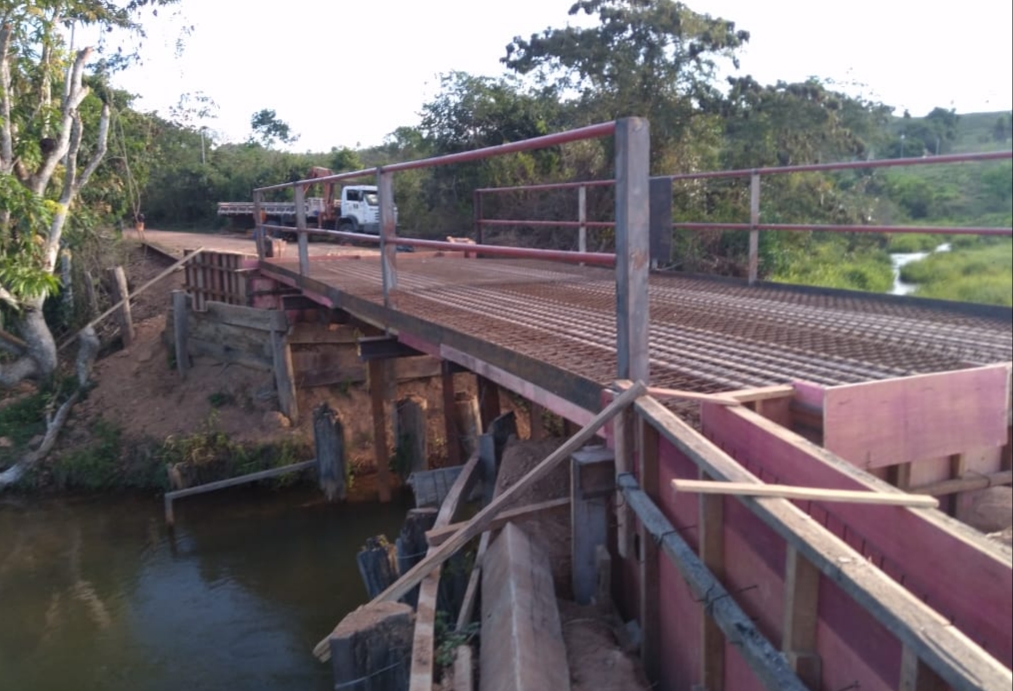 Obra em andamento da segunda ponte sobre o Córrego da Prata (Fotos: Marlete Prata/Reprodução)