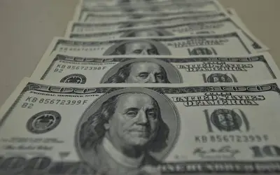 Dólar sobe para R$ 5,56 pressionado pelo mercado internacional