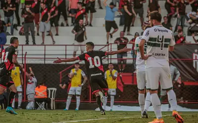 Atlético-GO faz 2 a 0 no Coritiba e vence a primeira no Brasileiro