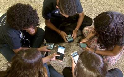 Educadores elogiam possível restrição ao uso de celulares nas escolas