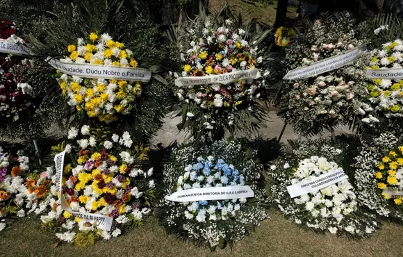 Corpo de Anderson Leonardo, do Molejo, é sepultado no Rio com presença de amigos e familiares